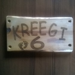 Puidust maja silt personaliseeritud graveeringuga