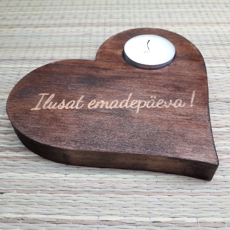 Puidust  küünla alus personaliseeritud graveeringuga
